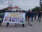sejumlah-warga-dari-pihak-keluarga-korban-melakukan-longmarch-dari-pn-ppu.jpg