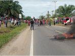 sejumlah-warga-demo-di-jalinsum-muratara-depan-kantor-camat-karang-jaya.jpg