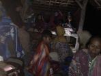 sejumlah-warga-di-kampung-paniis-desa-taman-jaya-kecamatan-sumur.jpg