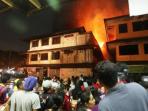 sejumlah-warga-melihat-kebakaran-hebat-yang-menghanguskan-sejumlah-ruko_20150830_035228.jpg