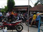 sejumlah-warga-melihat-situasi-rumah-korban-dugaan-pembunuhan-lisbet-napitupulu.jpg