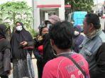 sejumlah-warga-menggeruduk-kantor-pln.jpg