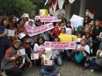 sejumlah-warga-merayakan-ulang-tahun-gubernur-dki-jakarta-djarot-saiful-hidayat-di-balai-kota_20170706_090448.jpg
