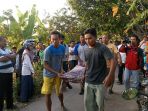 sejumlah-warga-saat-mengevakuasi-jenazah-tarsewi-yang_20180711_081548.jpg