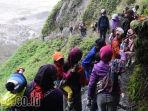 sejumlah-warga-suku-tengger-antre-untuk-mengambil-air-suci-di-goa-widodaren_20170709_213509.jpg