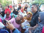 sejumlah-warga-sumbar-meminta-foto-b.jpg
