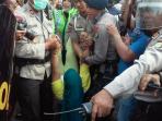 sejumlah-warga-yang-mayoritas-ibu-ibu-rumah-tangga_20160411_120901.jpg