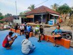 sejumlah-warga-yang-mengantar-langsung-para-polisi-ke-lokasi-p.jpg