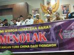 sejumlah-warga-yang-tergabung-dalam-forum-masyarakat-minangkabau.jpg