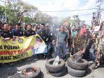 sejumlah-warga-yang-tergabung-dalavv.jpg