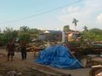 sejumlah-warga-yang-tetap-bertahan-di-depan-runtuhan-rumah_20160523_212953.jpg