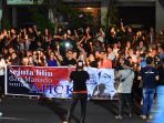 sejuta-lilin-untuk-ahok-dari-manado_20170510_230152.jpg