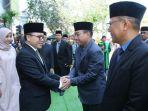 sekda-banyuwangi-mujiono-bersalaman-dengan-bupati-anas-saat-pelanti.jpg
