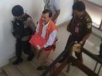 sekda-jabar-non-aktif-iwa-karniwa-saat-dikawal-petugas-kpk-ketika-keluar.jpg