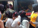 sekelompok-abg-putri-digelandang-ke-mobil-polisi-setelah-videonya-persekusi-viral.jpg