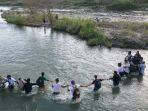 sekelompok-migran-berpegangan-tangan-saat-menyeberangi-sungai-rio-grande.jpg
