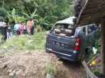 sekeluarga-asal-dago-kota-bandung-yang-menumpang-mobil-avanza.jpg