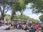 sekitar-1000-warga-nagari-air-bangis-melakukan-aksi-damai-menolak-rencana.jpg