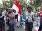 sekitar-30-orang-menggelar-aksi-unjuk-rasa-menuntut-pertanggungjawaban-dari-pt-freeport-indonesia.jpg
