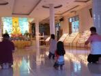 sekitar-dua-ribu-pelita-dharma-menyala-di-wihara-sakyakirty-jambi_20160522_224005.jpg
