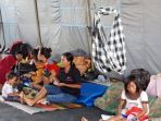 sekitar-tujuh-kk-bertahan-di-sana-karena-rumahnya-terendam-banjir_20181017_031818.jpg