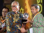 sekjen-kementerian-perindustrian-menyerahkan-penghargaan-national-lighthouse-industry-40.jpg