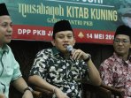 sekjen-pkb-melepas-umroh-pemenang-musabaqoh-kitab-kuning_20160515_194709.jpg