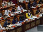 sekjen-pssi-yunus-nusi-ketiga-kiri-depan-dalam-rapat-kerja-bersama-komisi-x-dpr-ri.jpg