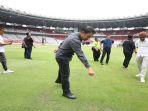 sekjen-pssi-yunus-nusi-ketika-meninjau-rumput-lapangan-di-stadion-gelora-bung-karno.jpg