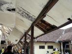 sekolah-atap-jebol-di-cicau.jpg