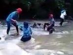 sekolah-menyebrangi-sungai-cianjur.jpg