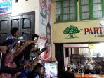 selama-kurang-lebih-dua-jam-presiden-jokowi-menikmati-suas.jpg