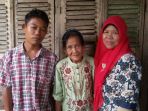 selamat-riady-dan-nenek-rohaya-berfoto-dengan-wartawan-sriwijaya-post-ist_20170704_095659.jpg