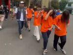 selebgram-chandrika-chika-cs-hanya-tertunduk-saat-dibawa-petugas-ke-bnnk-jakarta-selatan.jpg