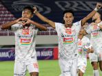 selebrasi-alfriyanto-nico-saputro-usai-cetak-gol_20211101_155206.jpg