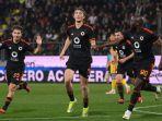 selebrasi-bek-as-roma-dean-huijsen-bersama-romelu-lukaku-saat-melawan-frosinone-di-liga-italia.jpg
