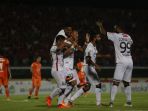 selebrasi-bek-tengah-ahn-byung-keon-bersama-pemain-bali-united-lainnya_20180119_125926.jpg