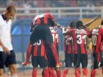 selebrasi-boaz-solossa-dan-persipura_20141104_212807.jpg