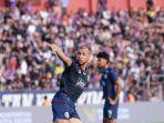 selebrasi-bomber-arema-fc-gustavo-almeida-setelah-mencetak-gol-ke-gawang-persik.jpg