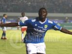 selebrasi-bomber-persib-bandung-ezechiel_20180501_100539.jpg