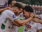 selebrasi-gelandang-asing-pss-sleman-ze-valente-kiri-bersama-rekan-satu-tim-lainnya.jpg