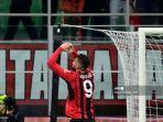 selebrasi-gol-giroud-ke-gawang-as-roma.jpg