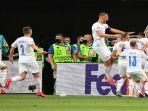 selebrasi-gol-holes-bersama-rekan-setim-setelah-membobol-gawang-belanda.jpg