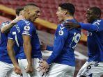 selebrasi-gol-para-pemain-everton-setelah-richarlison-bobol-gawang-liverpool.jpg