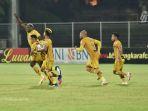 selebrasi-herman-dzumafo-setelah-membawa-bhayangkara-fc-mengalahkan-barito-putera.jpg