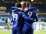 selebrasi-jamie-vardy-dan-dua-pemain-leicester-city-setelah-bobol-gawang-leeds.jpg
