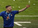 selebrasi-jorginho-setelah-membawa-italia-menjadi-juara-euro-2021.jpg