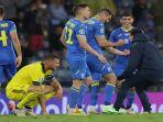 selebrasi-kemenangan-dramatis-pemain-ukraina-usai-menyingkirkan-swedia.jpg