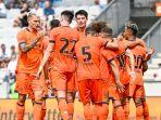 selebrasi-kemenangan-ipswich-town-yang-diperkuat-oleh-elkan-baggott.jpg