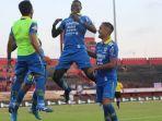 selebrasi-king-eze-bersama-omid-nazari.jpg